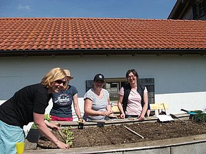 Auf dem Vestlerhof versammelten sich 17 Gartenfreunde, um sich von Brigitte Thoma über die Vorbereitung und Bepflanzung eines Hochbeetes informieren zu lassen